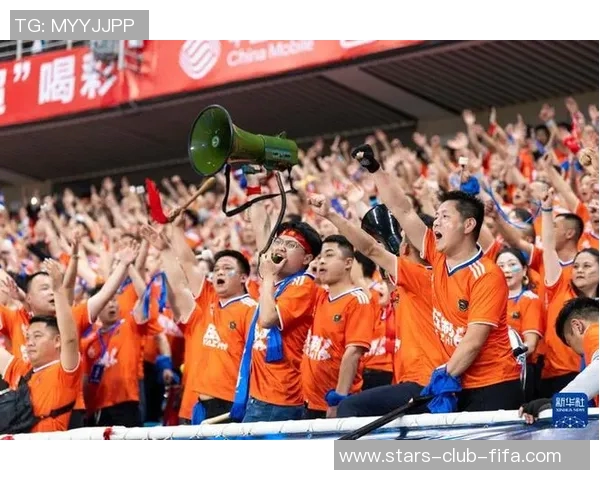 足球揭幕战激情四溢球迷齐聚共庆盛事展现团结与热爱